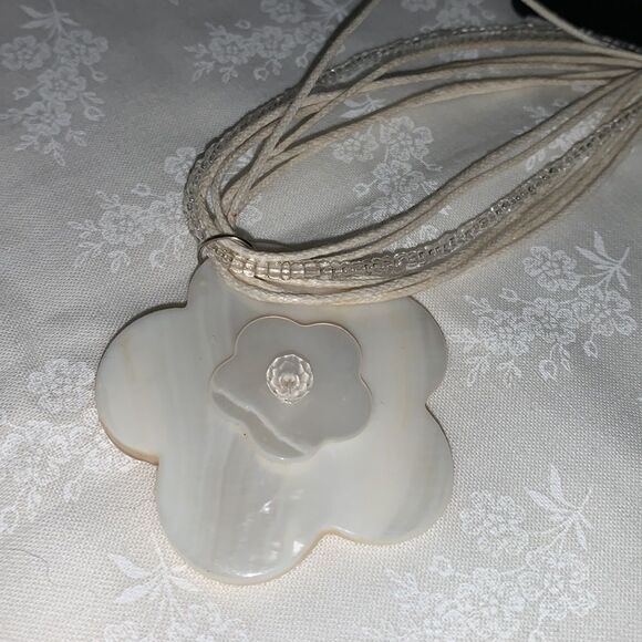 White carved shell necklace. 20” - Picture 8 of 8